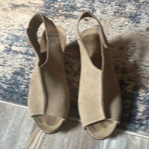 Very comfortable strap sandal, looks great with jeans open toe